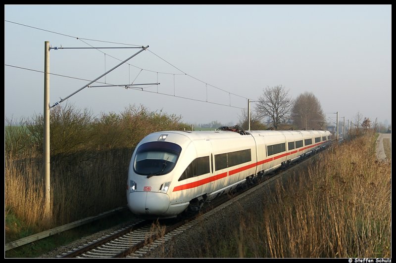 ICE 73929 mit dem ersten Einsatz der Br 411 zwischen Rostock und M�nchen nach dem Achsenproblemen der ICE-Flotte. Grapestopfhof am morgen des 15.04.09.
