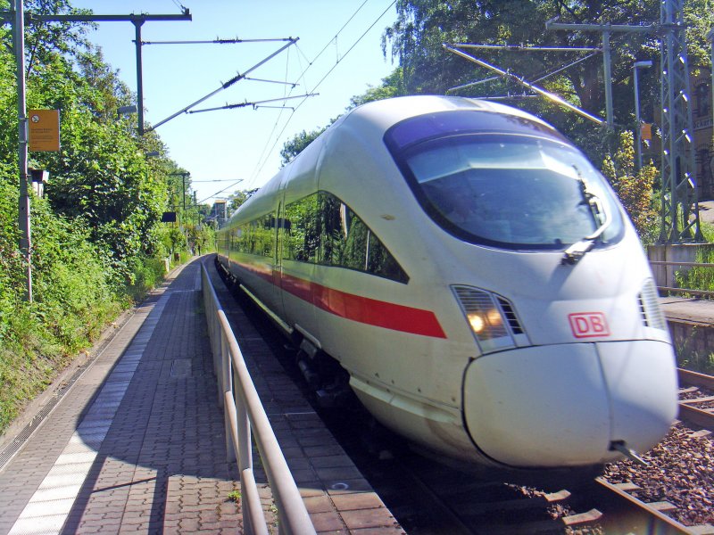 ICE 73932 auf der Fahrt nach Mnchen Hbf. durchfhrt hier am 12.05.2009 den S-Bahn Haltepunkt Leipzig-Mckern.