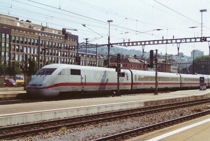 ICE 76 Zrich HB - Hamburg-Altona im Juni 2000 in Zrich HB. Der Triebkopf trgt das damals angebrachte Expo01- Official Carrier-Logo.