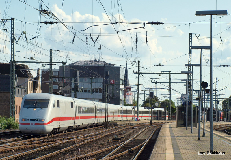 ICE 76 Z�rich HB - Kiel Hbf verl�sst nach einem kurzem Halt den Bahnhof von Neum�nster Richtung Zielbahnhof Kiel. Aufgenommen am 22.08.09.