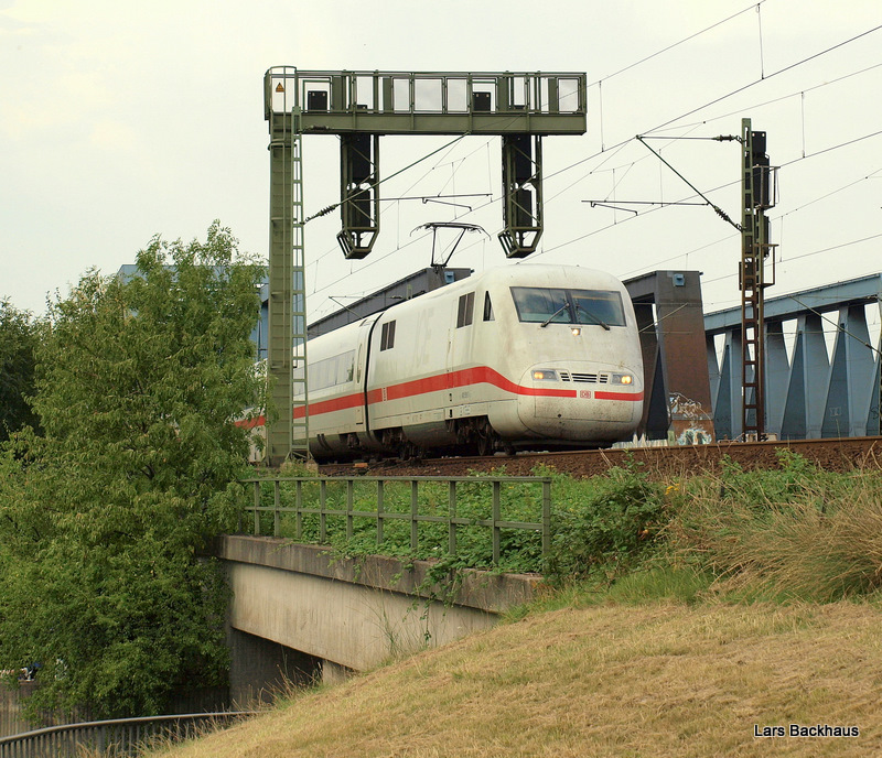 ICE 773 nach Stuttgart Hbf rollt am 20.08.09 ber die Sderelbbrcken kurz nach der Abfahrt in Hamburg Hbf.