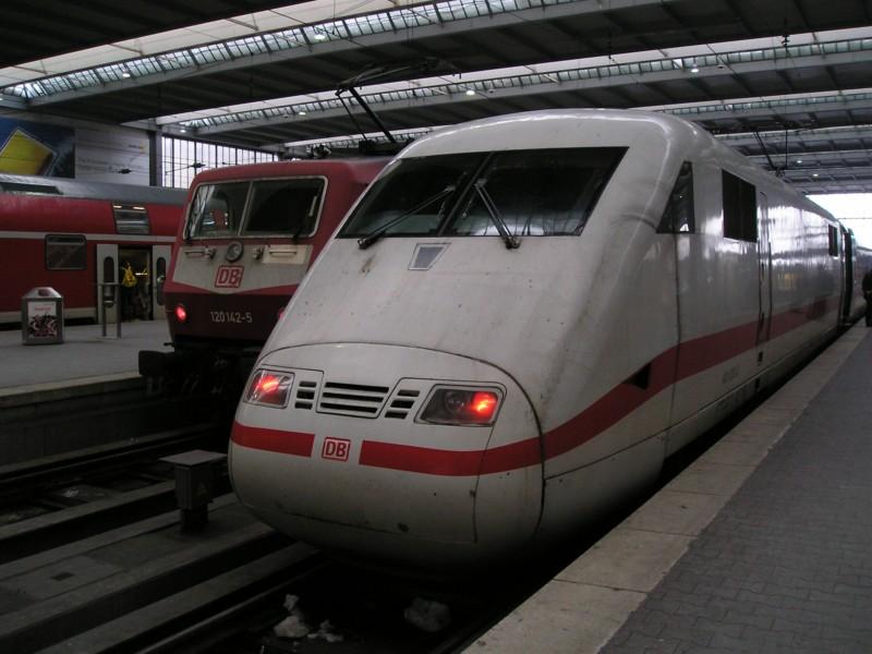 ICE 784, ein ICE der 1. Generation, wartet auf die Abfahrt nach Hamburg-Altona. 
Mnchen, 26.02.2005.