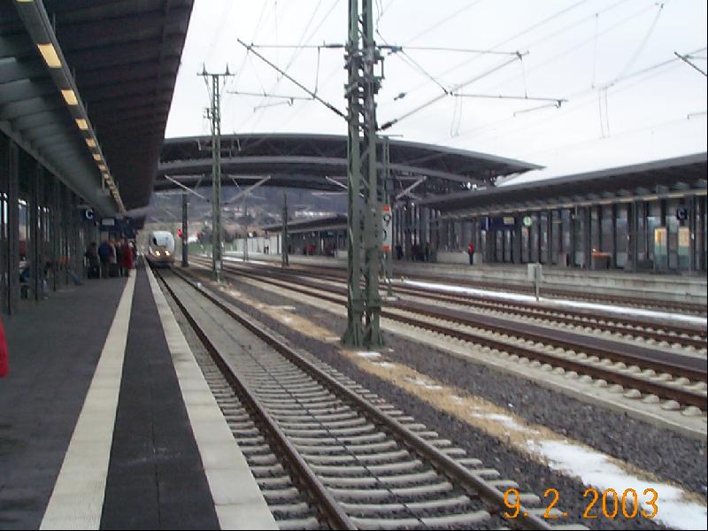 ICE 810 fhrt in Montabaur auf Gleis 4 ein. Der Zug wird nach Kln weiterfahren