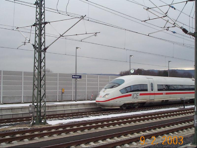 ICE 820 hat einfahrt auf Gleis in Montabaur, nach kurzem aufenthalt geht es mit 300 Km/h weiter nach Frankfurt