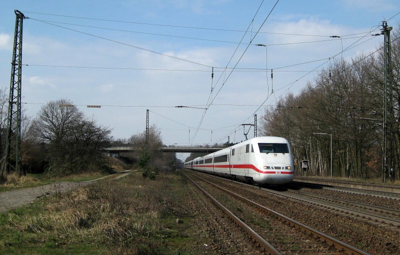 ICE 833 Hamburg-Altona - Berlin S�dkreuz rast am 31.03.09 durch Radbruch Richtung Uelzen, um dann von dort �ber die  Amerikalinie  nach Berlin zugelangen.