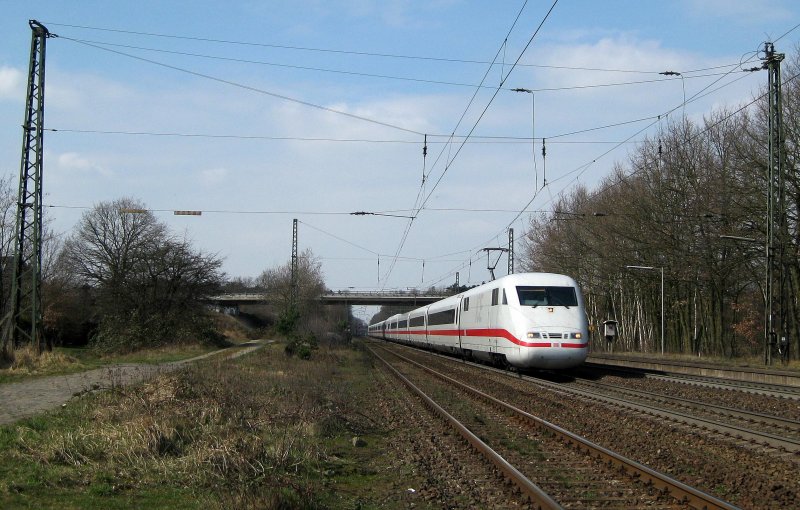 ICE 833 Hamburg-Altona - Berlin Sdkreuz rast am 31.03.09 durch Radbruch Richtung Uelzen, um dann von dort ber die  Amerikalinie  nach Berlin zugelangen.