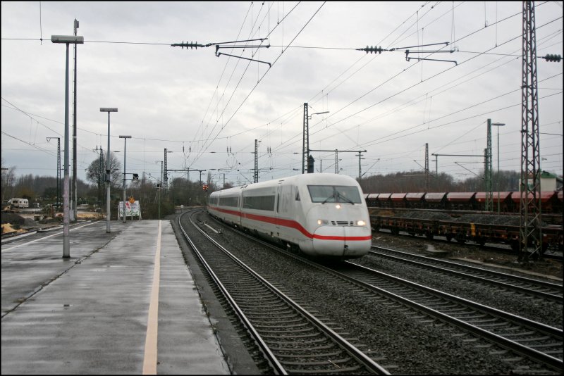 ICE 847, von Dsseldorf nach Berlin Ostbahnhof, fhrt am Haltepunkt Bochum-Ehrenfeld dem nchsten Halt Bochum Hbf entgegen. Leider habe ich den Zugnammen vergessen....