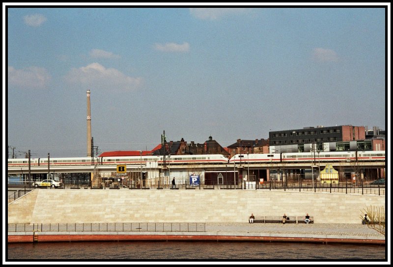 ICE 847/857 fahren nach dem Halt im Hauptbahnhof Berlin dem Zielbahnhof Berlin Ostbahnhof entgegen. Anschlieend fhrt der ICE in das Werk Rummelsburg.
