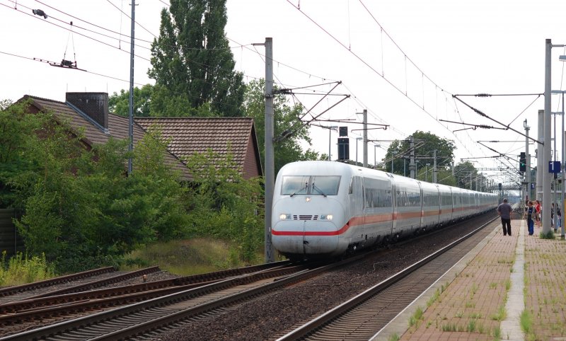 ICE 849/859 durchfhrt am 6.8.09 den Bahnhof Dollbergen und hat den Grtenteil seiner Reise hinter sich.