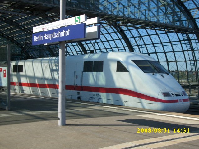 ICE 879 mit ICE-1 401 053 nach Basel SBB beim Halt am 31.08.2008 im Berliner Hbf.