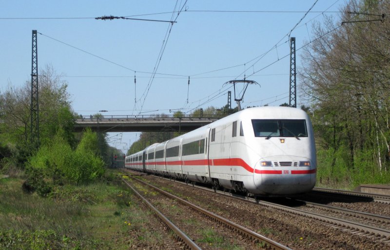 ICE 881 Hamburg-Altona - Mnchen Hbf rast am 18.04.09 mit 200 km/h durch Radbruch Richtung Hannover Hbf. 
