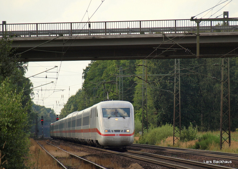 ICE 883 nach M�nchen Hbf brettert am 16.08.09 mit 200 km/h durch Radbruch Richtung Hannover. Aufgenommen wurde das Bild mit einer 150er Brennweite.