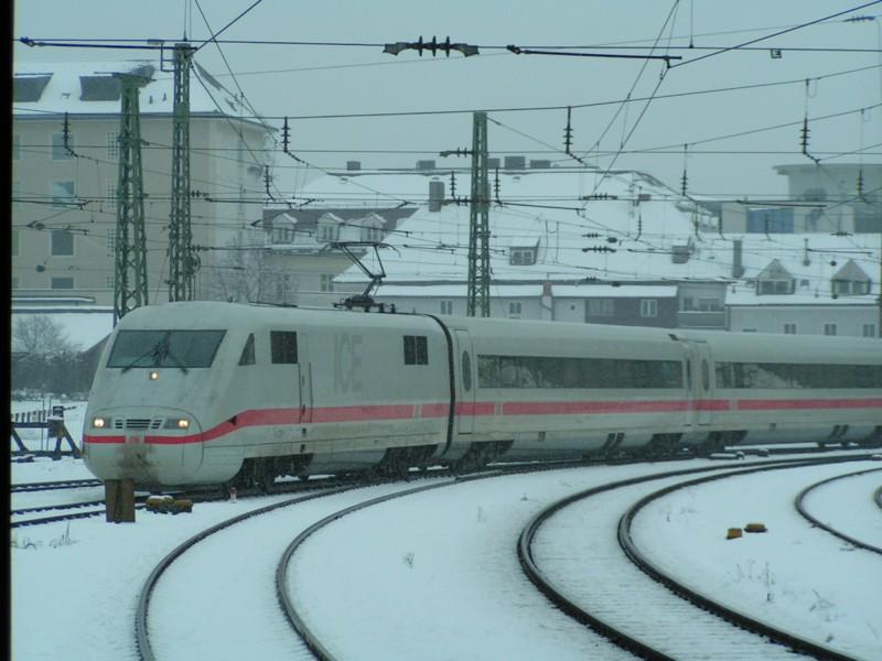 ICE 90 erreicht ca. 10Minuten versptet den Bahnhof Passau Hbf (060304)