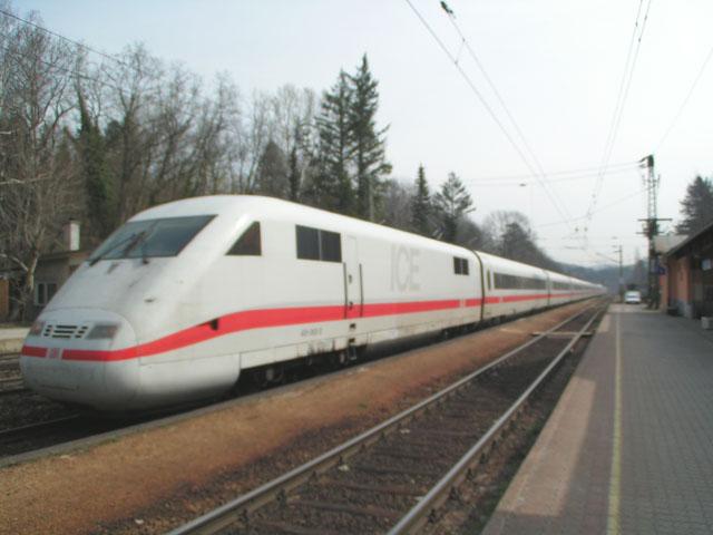 ICE 90 mit 401.063-3
<a href= http://www.bahnbilder.de/kauf  target= _blank ><img src= http://www.bahnbilder.de/counter/counter_new.php?key=269389858  alt= Bahnbilder.de  title= bahnbilder.de  border= 0 ></a>


