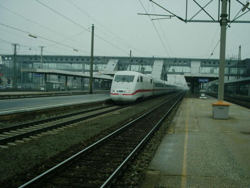 ICE 90 von Wien nach Hamburg bei Durchfahrt durch den Welser Hauptbahnhof. [22.03.06]
