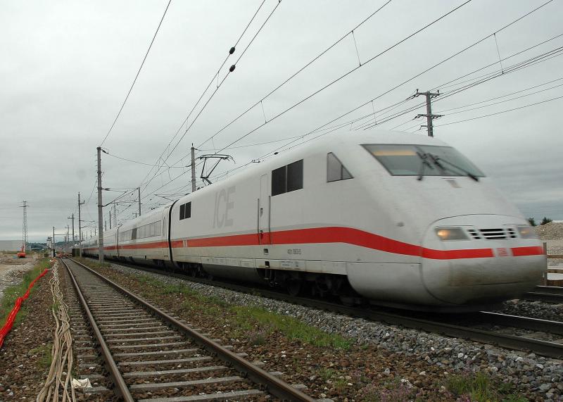 ICE 90 (Wien West nach Hamburg-Altona) am 20.8.2005 bei der Durchfahrt in St. Valentin