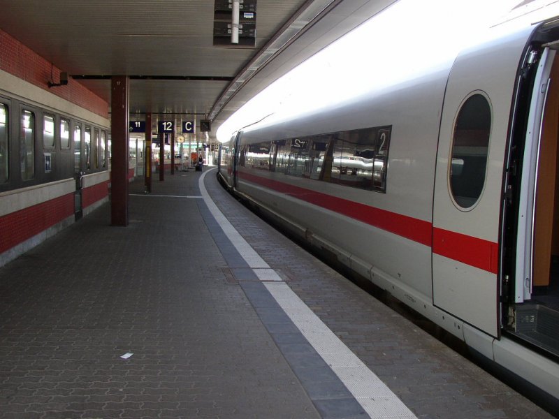 ICE 9556 nach Paris Est wird erst noch gereinigt und verl�sst dann gegen halb ein (12:30 Uhr) den Saarbr�ckener Hauptbahnhof der ja (auf dem Bild zu sehen) im Umbau ist.    06.08.07