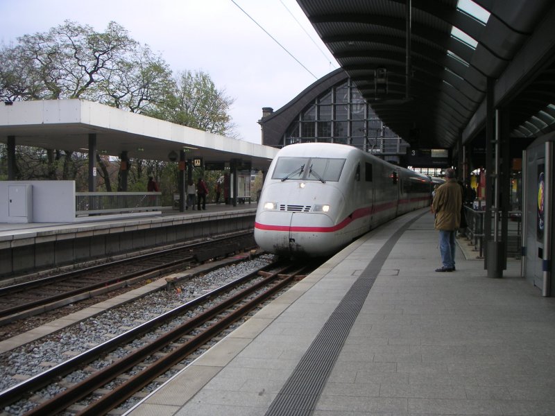 ICE am 5.3.2004 im Bahnhof Hamburg Dammtor