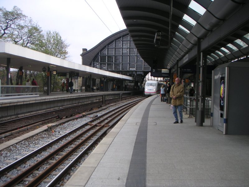 ICE am 5.3.2004 bei der Einfahrt in Hamburg Dammtor