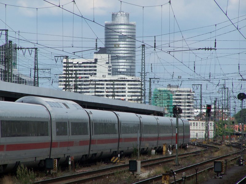 ICE an Gleis 9  vor der Skyline des Nrnberger Ostens. Im Hintergrund.. von rechts nach links.. Business Tower .. Hochhaus  Norikus .. HDI-Hochhaus. (03.07.2005)
