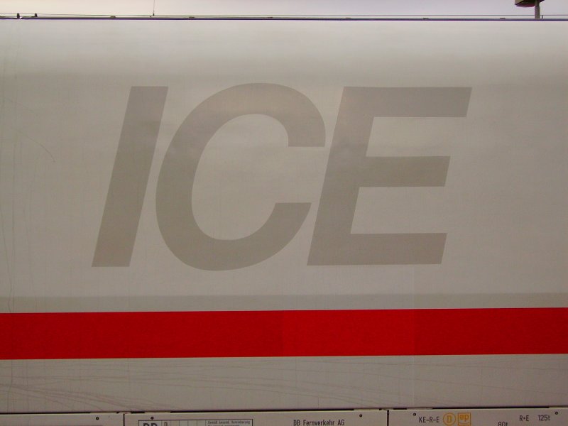 ICE Anschrift an einem ICE 1 Triebkopf.