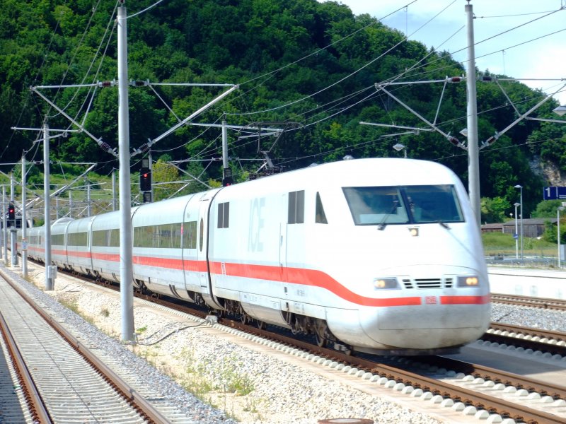 ICE auf dem Weg Richtung Mnchen Hbf bei der Durchfahrt durch Kinding (Altmhltal). 03.08.2008