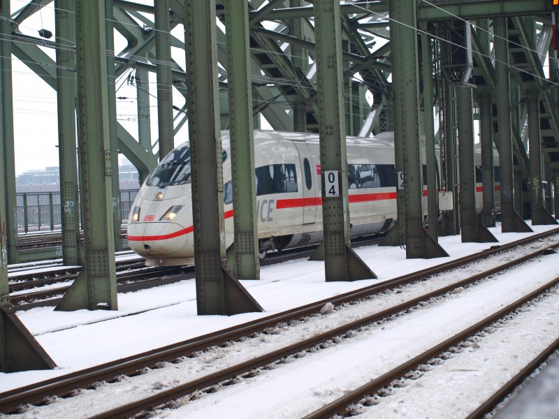 ICE auf der verschneiten Hohenzollenbrcke am 08.01.2009 bei der Einfahrt in den Klner Hauptbahnhof