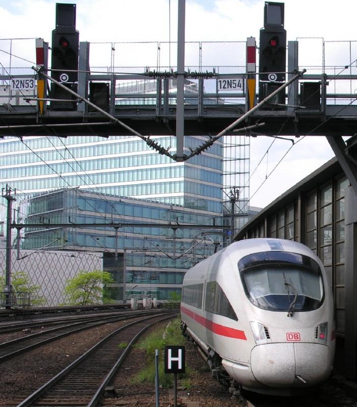 ICE-Ausfahrt aus dem Bahnhof Berlin Zoologischer Garten Richtung Hannover am 21.5.2005. 