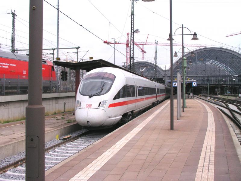 ICE im Bahnhof Dresden am 27-04-2004