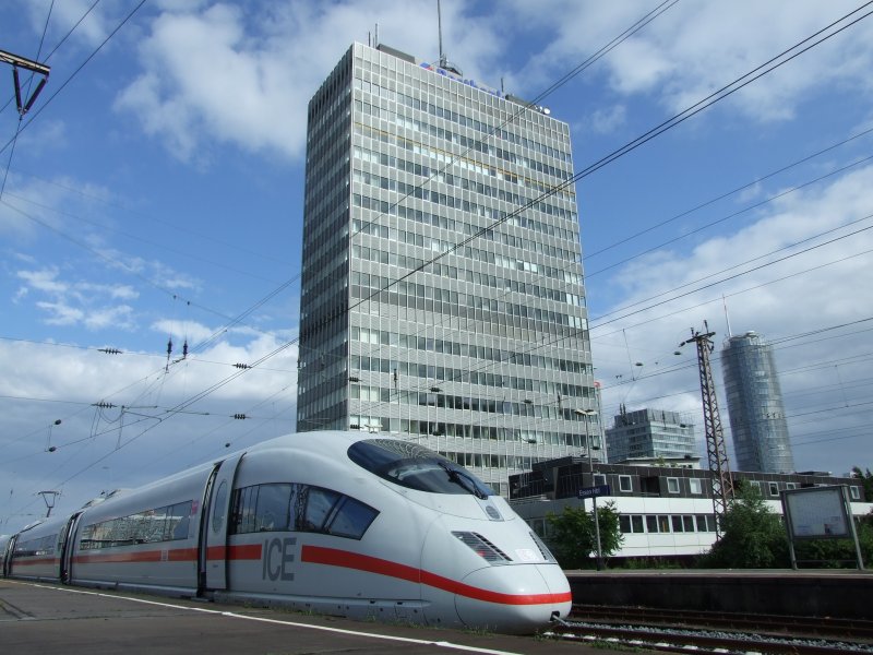 ICE der Baureihe 403 steht in Essen Hbf