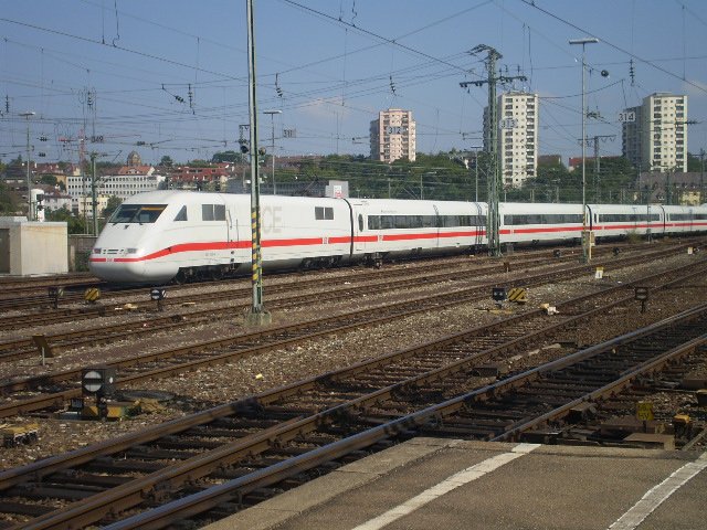 ICE bei der Ankunft in Stuttgart Hbf.