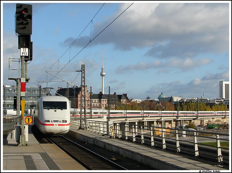 ICE beim verlassen des Berliner Hauptbahnhof in Richtung Alexanderplatz. Aufgenommen am 04.11.07