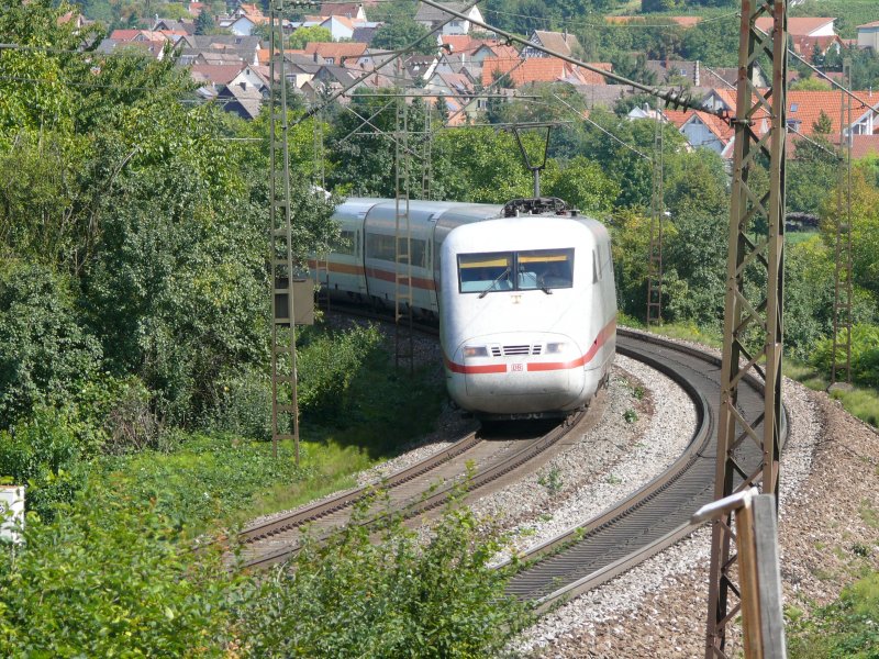 ICE von Berlin Ostbahnhof nach Interlaken Ost kurz nach Ebringen. Nchster Halt ist Basel Bad Bf.