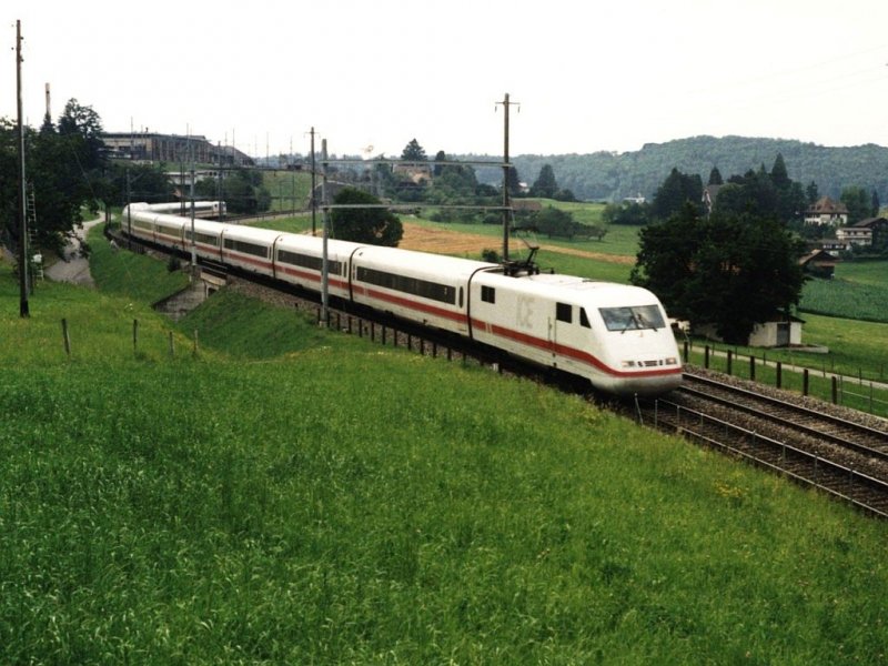 ICE der BR 401 zwischen Spiez und Interlaken mit ICE Thunersee Berlin-Interlaken-Ost bei Faulensee am 17-07-1995. Bild und scan: Date Jan de Vries.