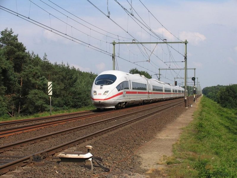 ICE der BR 406 unterwegs zwischen Arnhem und Utrecht mit ICE 120 Frankfurt (Main) Hauptbahnhof-Amsterdam CS bei Wolfheze (die Niederlande) am 14-06-2007.