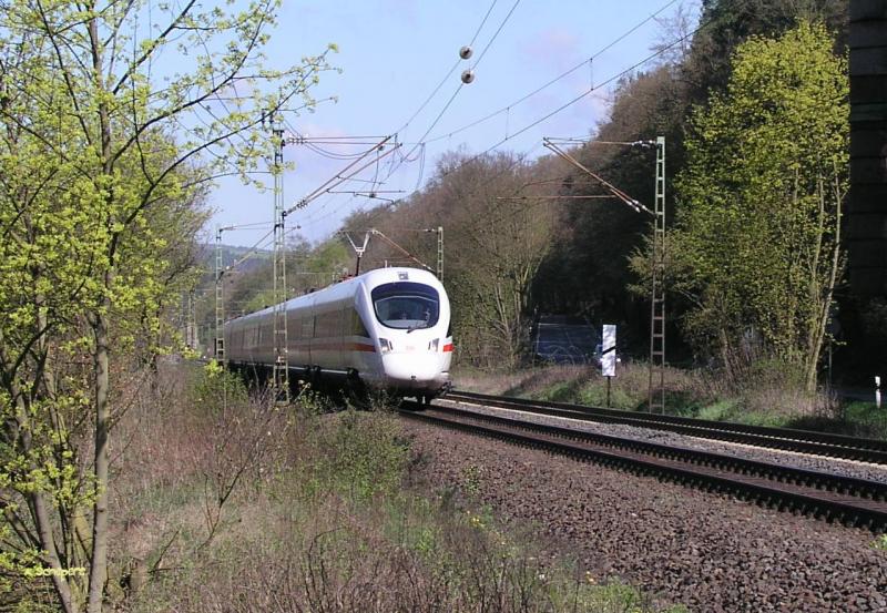 ICE BR411 unterwegs bei Fulda am 24-04-2004