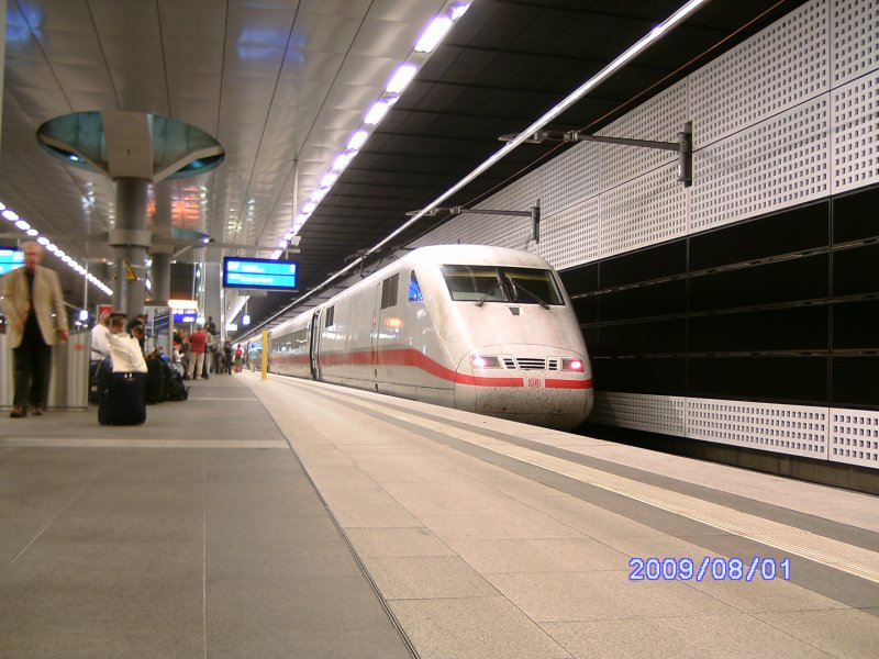 ICE  Crailsheim  als ICE 792 in Berlin Hauptbahnhof(tief) am 01.08.2009.