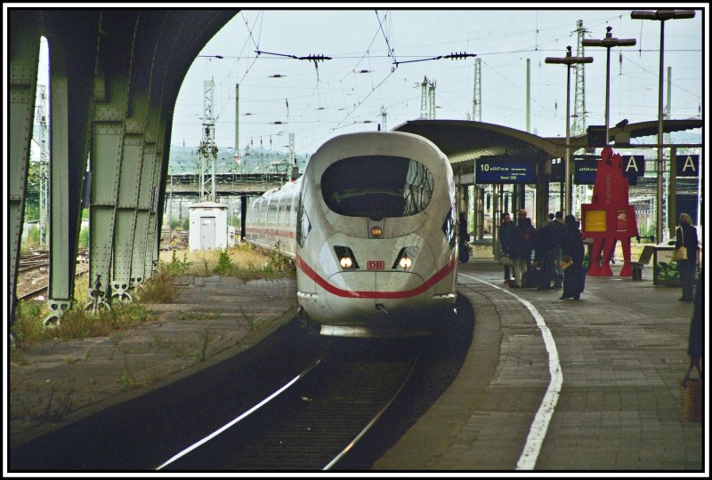 ICE von Dortmund nach Basel SBB fhrt in den Bahnhof Hagen ein. Aufgenommen im Herbst 2005
Im Fahrplan 2007 fahren keine ICEs von Dortmund ber Hagen nach Basel SBB.