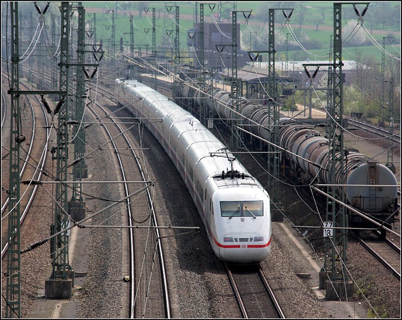 ICE-Durchfahrt Bahnhof Vaihingen (Enz). Version 1: Aufgrund der Rechtskurve und der dichten Mastenreihe neben dem entgegenkommenden Gleis ist hier der nachschießende Blick auf den Zug von Vorteil. 

12.04.2009 (M)