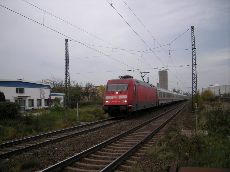 ICE-Ersatzzug mit 101 142-8 am 26.10.2008 durch Lichtenfels Richtung Nrnberg.