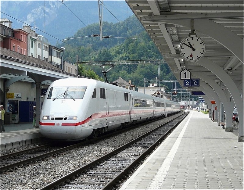 ICE fhrt aus Richtung Spiez in den Bahnhof von Interlaken West ein.(Jeanny) 29.07.08