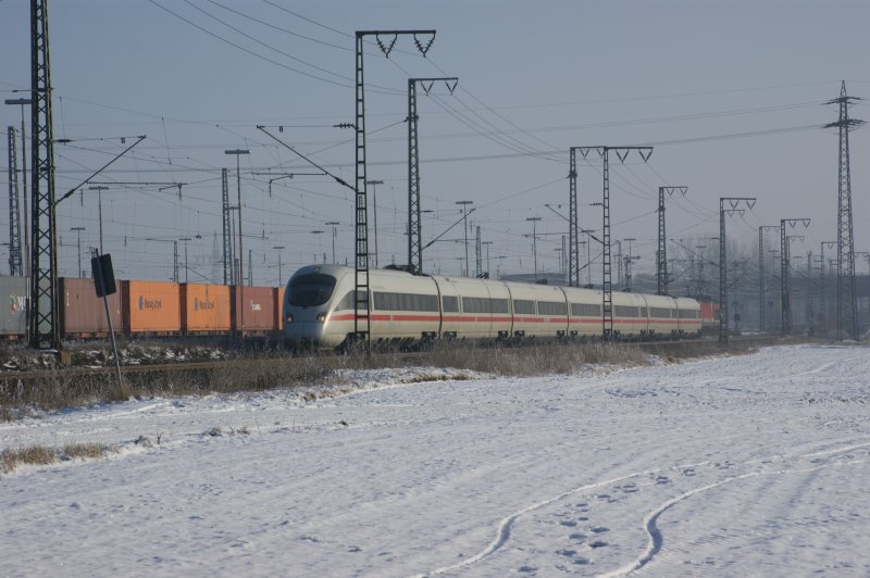 ICE  Freie und Hansestadt Hamburg  fuhr ruhig am diesem Wintertag (13.01.09) an Regensburg-Ost vorbei. 411 012-8 vorne und 411-512-7 zeigte Rcklichter.
