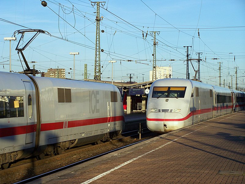 ICE-generationen in Dortmund. Das ist hier keine seltenheit! Der ICE 927 auf dem Weg nach Nrnberg gezogen sowie geschoben von einer 401(ICE1) und ein ICE2 nach Berlin Ostbf dessen Zugnr. mir unbekannt war. Das bei schner Abendsonne am Hbf Dortmund im Februar 2008