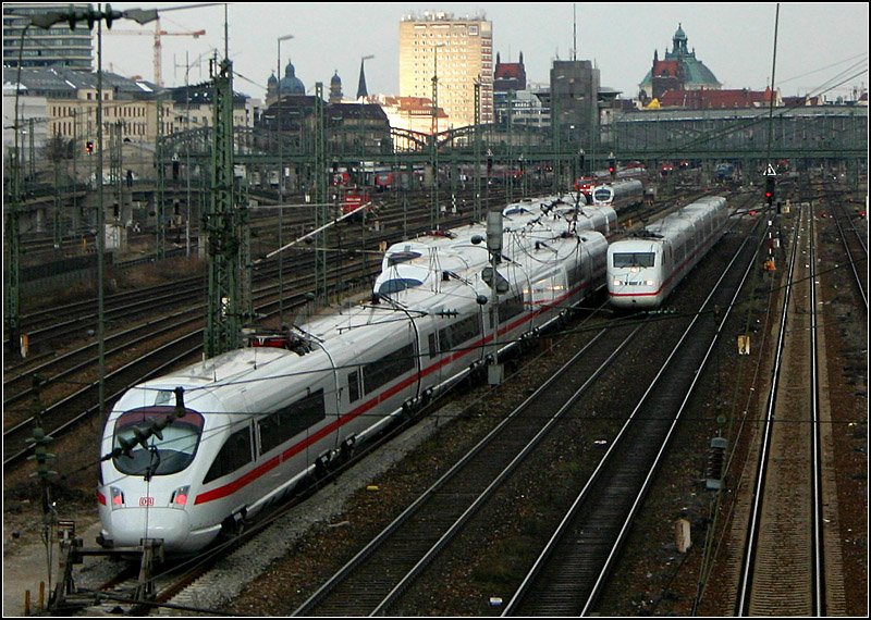 ICE-Häufung - 

Ein ICE 2 passiert die zwischen Hackerbrücke und Donnersbergerbrücke abgestellten ICE Ts und den ICE 3, und da hinten leuchtet ein Hochhaus in der Abendsonne. 

06.04.2006 (M)