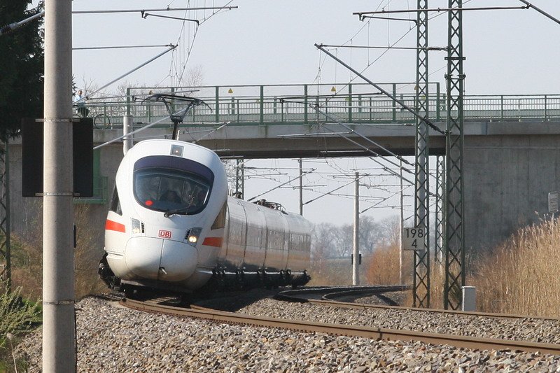 ICE von Hamburg nach Berlin kurz vor Hagenow. 03/2007