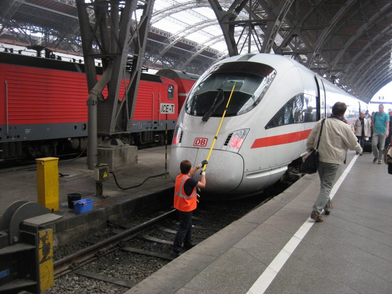 ICE Mainz-Dresden am 16. September 2009 in Leipzig Hbf. Gibt es eine Erklrung dafr warum die Scheibe am Zugende geputzt wird???