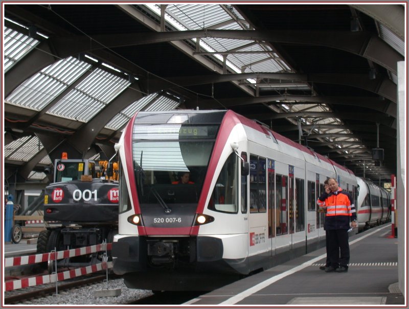 ICE mit Vorspann? Nein, da um 17.00Uhr alle Gleise bestzt sind, wurde der Extrazug als besetzte Einfahrt auf das Geleise des kurzen ICE-T nach Stuttgart geleitet. (29.05.2007)