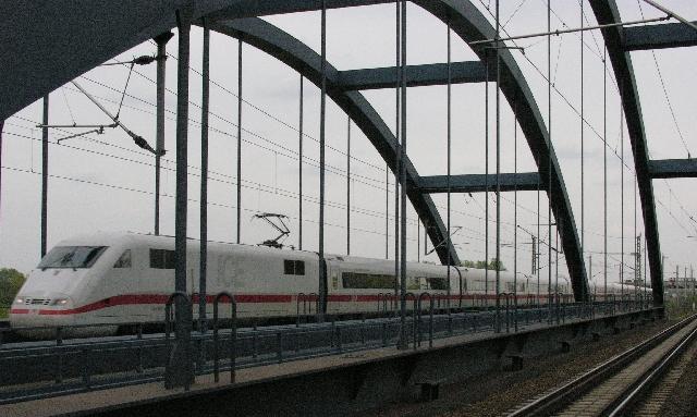 ICE Richtung Hannover auf der Stabbogenbrcke ber den Kanal bei Wustermark