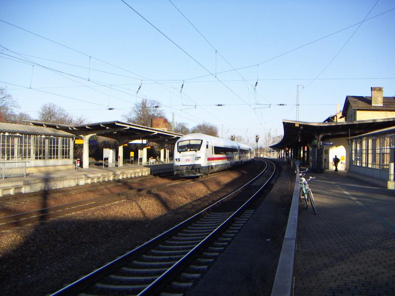 ICE Steuerwagen (Ex Metropolitan) bei der durchfahrt in Werder/Havel geschoben von  101 126 am 21.3.05