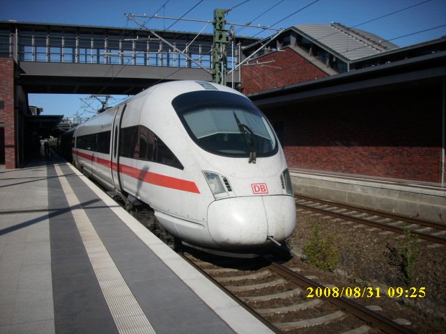 ICE-T 411 001 steht zur Fahrt nach Mnchen am 31.08.2008 im Bahnhof Berlin Gesundbrunnen bereit.